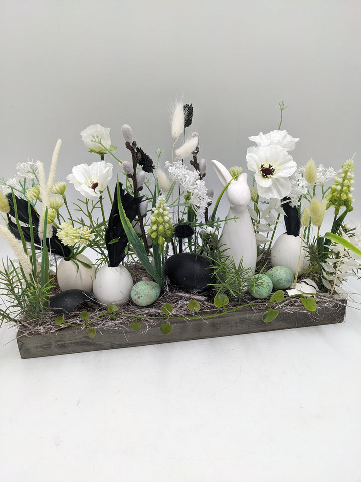 Ostergesteck Frühlingsgesteck Hase Gräser schwarz weiss