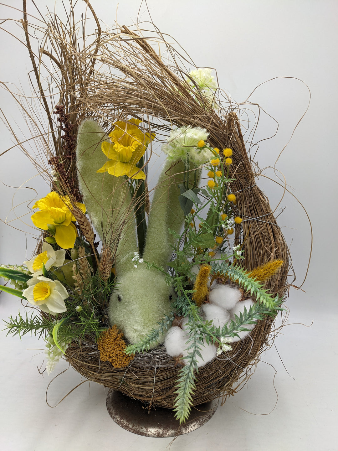 Ostergesteck Frühlingsgesteck Narzissen Hase gelb weiss