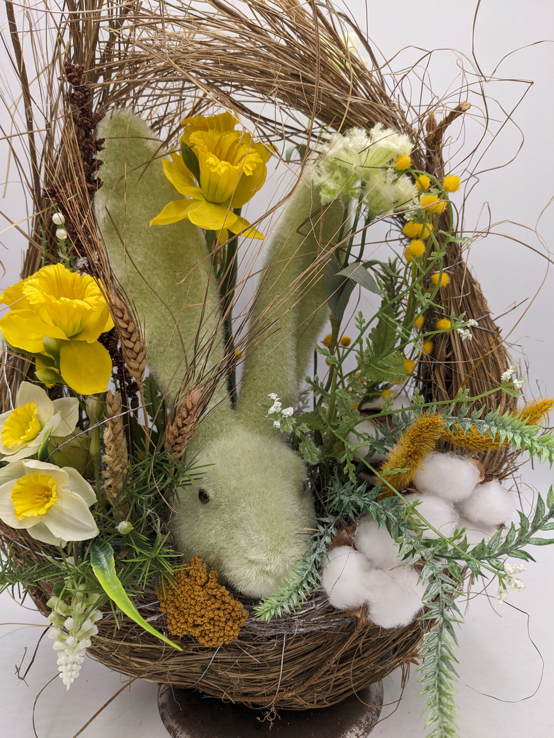 Ostergesteck Frühlingsgesteck Narzissen Hase gelb weiss