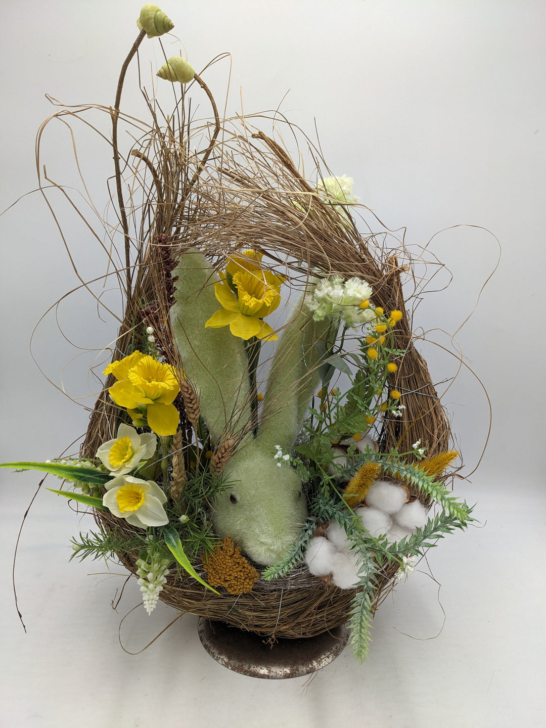 Ostergesteck Frühlingsgesteck Narzissen Hase gelb weiss