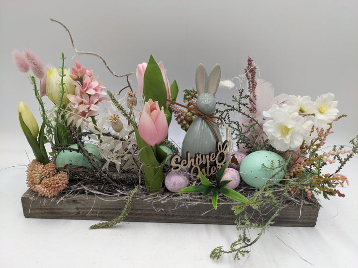 Ostergesteck Frühlingsgesteck Hase Tulpen rosa weiss
