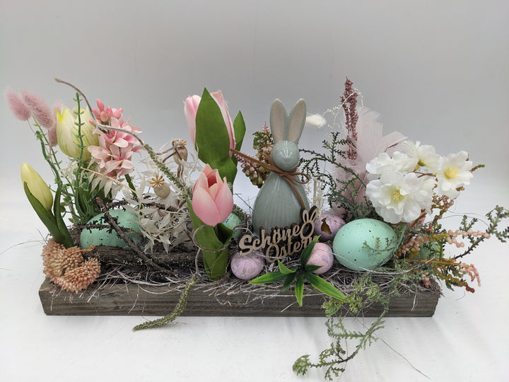 Ostergesteck Frühlingsgesteck Hase Tulpen rosa weiss