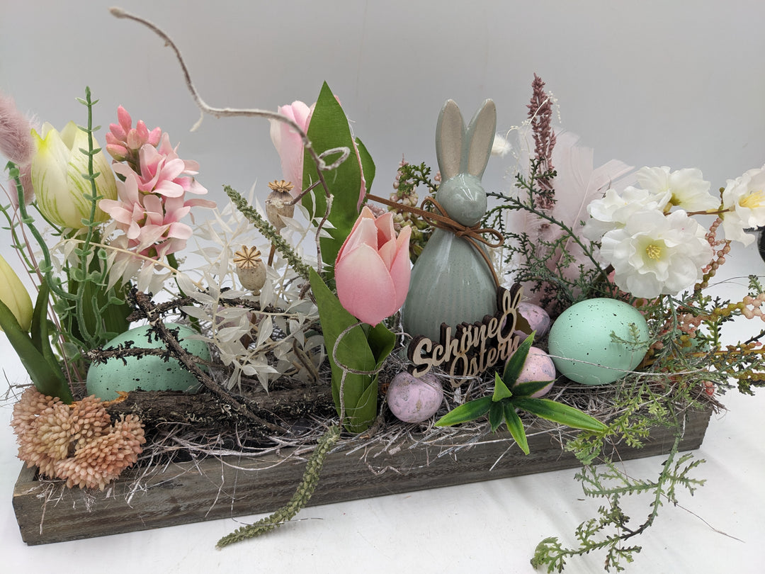 Ostergesteck Frühlingsgesteck Hase Tulpen rosa weiss