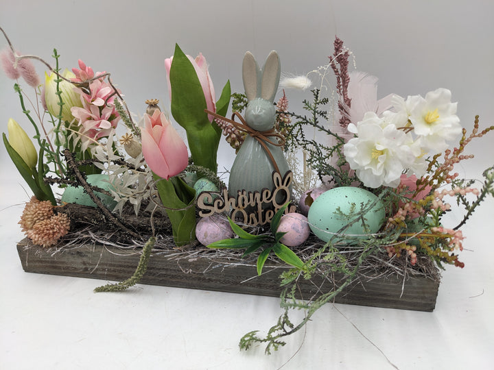 Ostergesteck Frühlingsgesteck Hase Tulpen rosa weiss