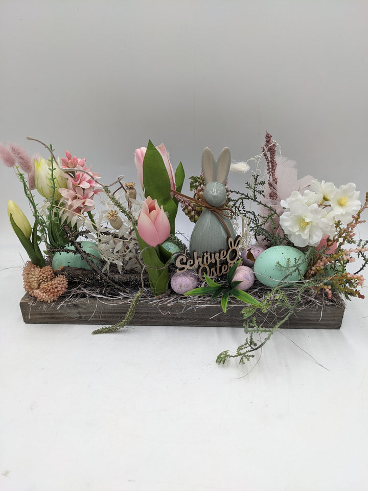 Ostergesteck Frühlingsgesteck Hase Tulpen rosa weiss