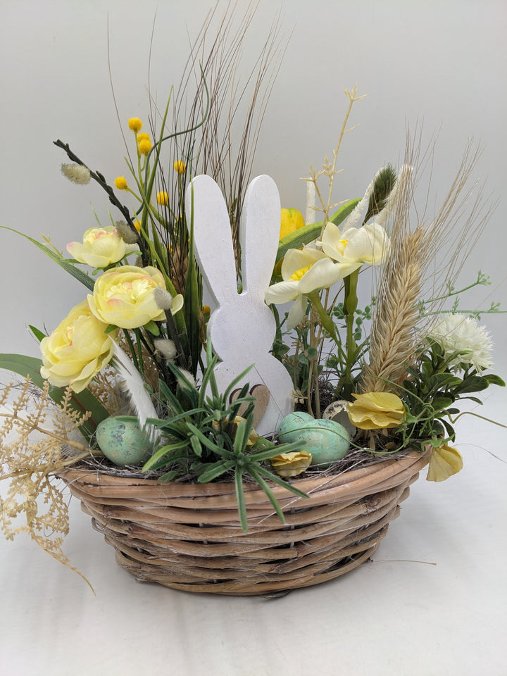 Ostergesteck Frühlingsgesteck Tulpen Gräser Hase weiss gelb
