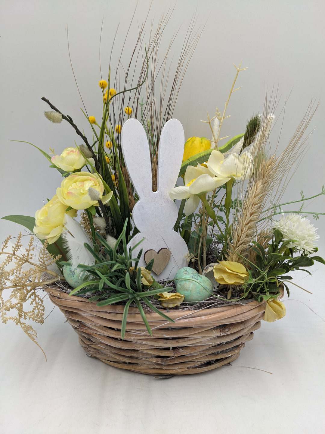Ostergesteck Frühlingsgesteck Tulpen Gräser Hase weiss gelb