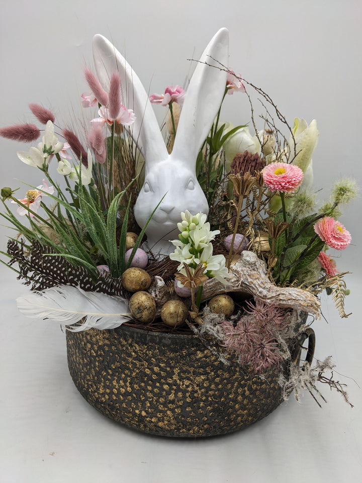 Ostergesteck Frühlingsgesteck Gräser Hase gold weiss rosa