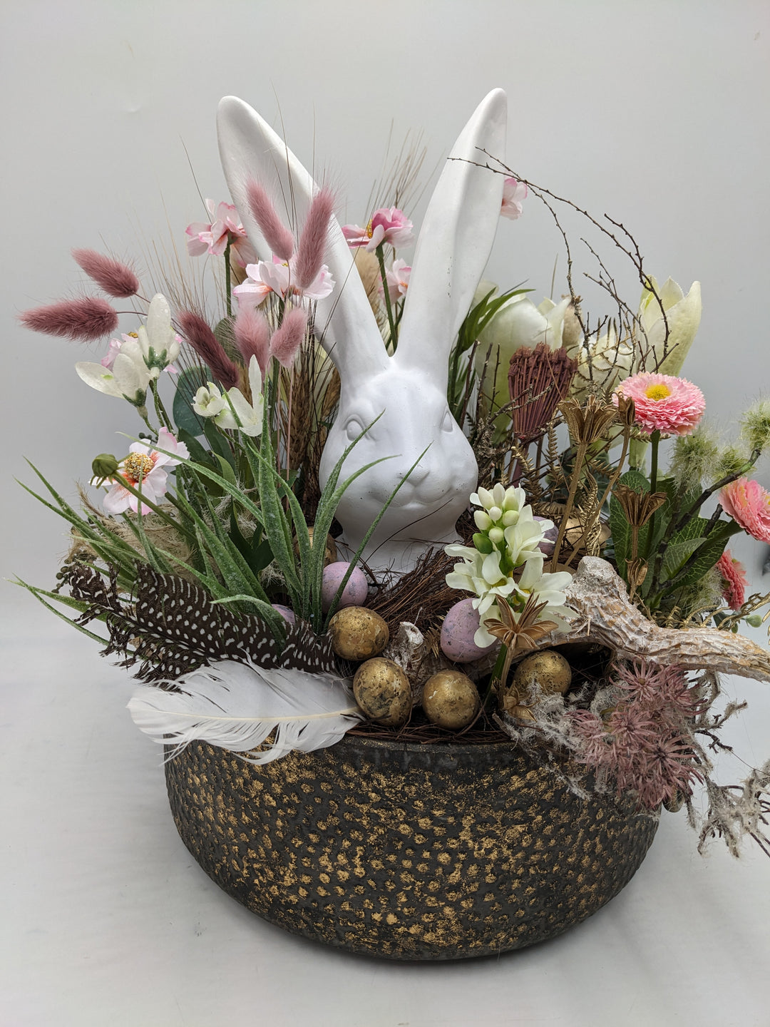 Ostergesteck Frühlingsgesteck Gräser Hase gold weiss rosa