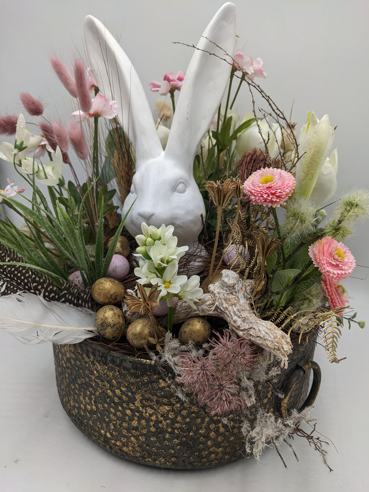 Ostergesteck Frühlingsgesteck Gräser Hase gold weiss rosa