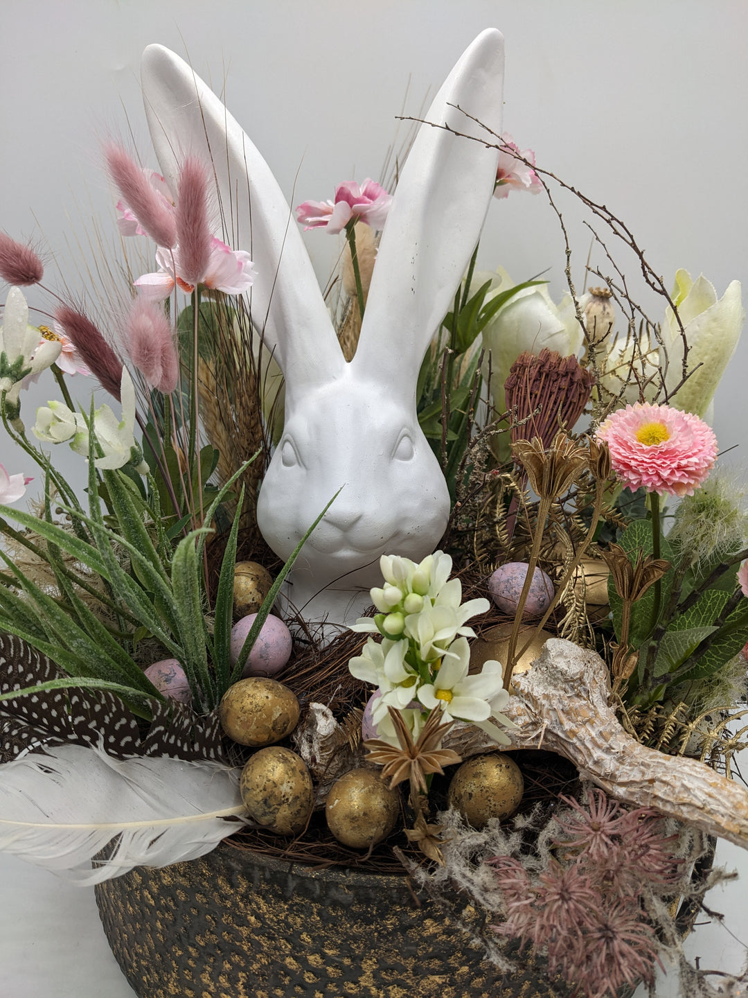 Ostergesteck Frühlingsgesteck Gräser Hase gold weiss rosa