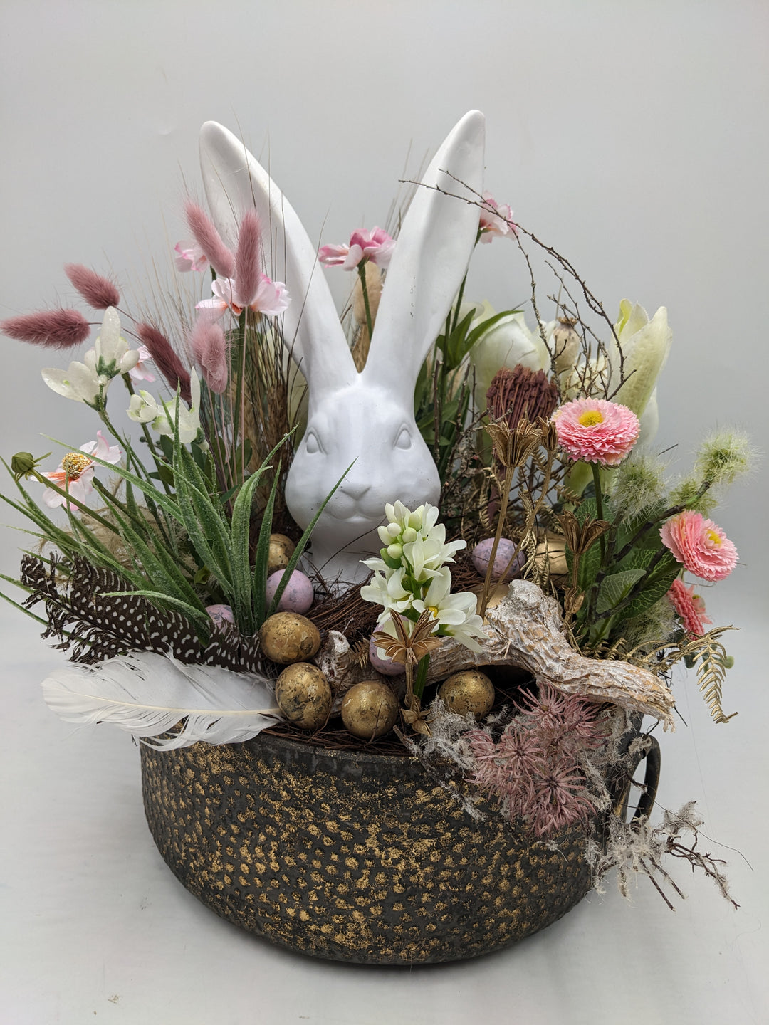 Ostergesteck Frühlingsgesteck Gräser Hase gold weiss rosa