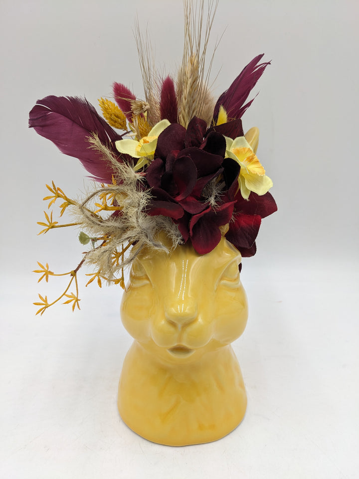 Ostergesteck Frühlingsgesteck Hase Gräser Feder gelb rot