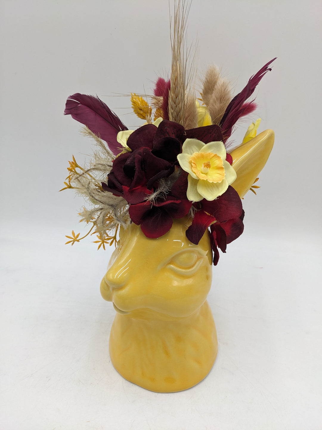 Ostergesteck Frühlingsgesteck Hase Gräser Feder gelb rot