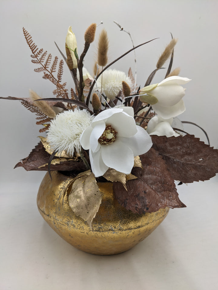 Herbstgesteck Magnolien Gräser weiss gold