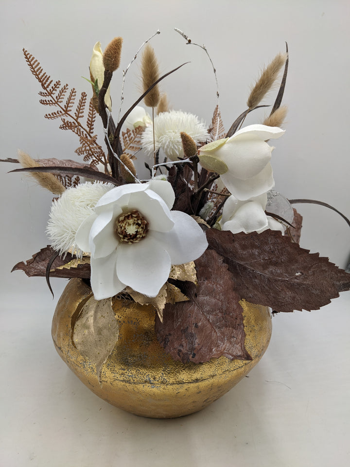 Herbstgesteck Magnolien Gräser weiss gold
