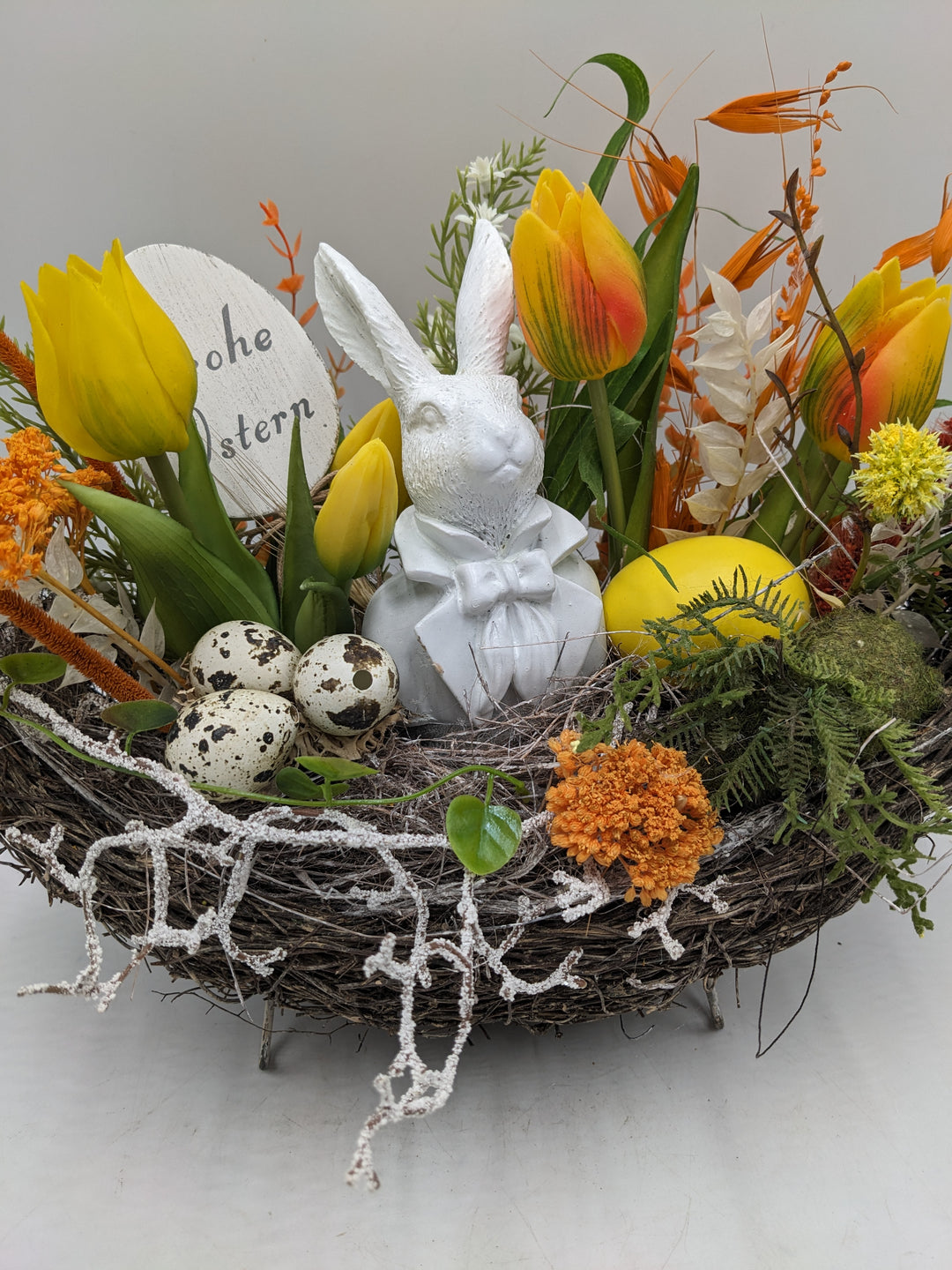 Ostergesteck Frühlingsgesteck Tulpen Hase orange gelb