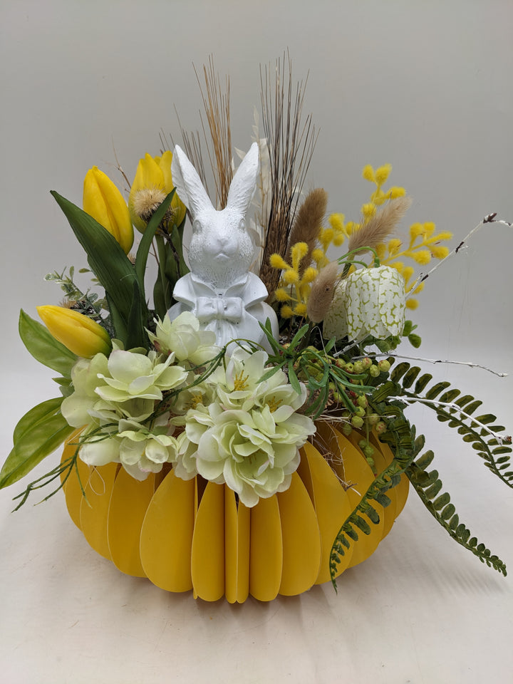 Ostergesteck Frühlingsgesteck Tulpen Gräser Hase gelb