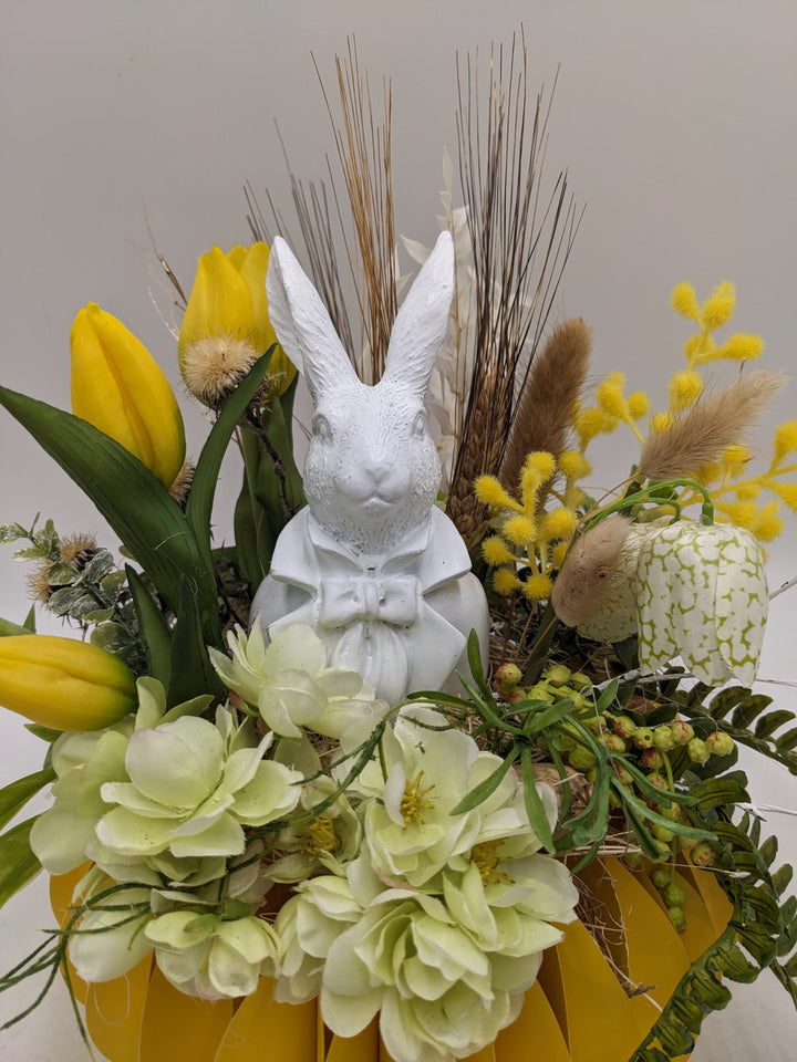 Ostergesteck Frühlingsgesteck Tulpen Gräser Hase gelb