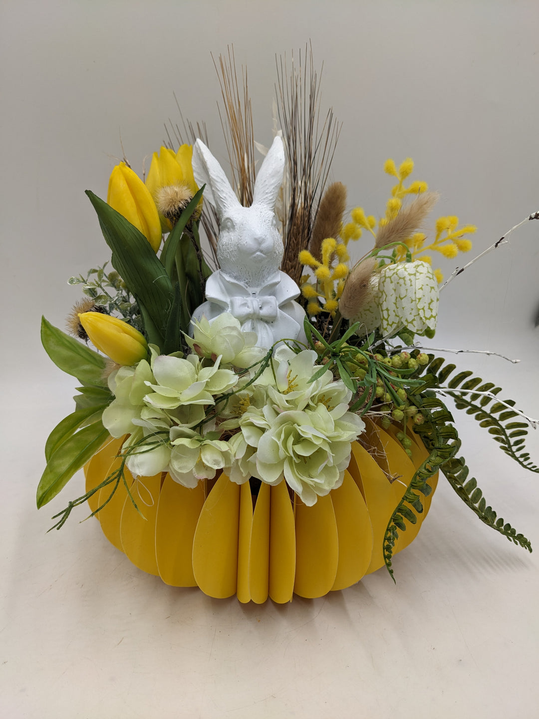 Ostergesteck Frühlingsgesteck Tulpen Gräser Hase gelb