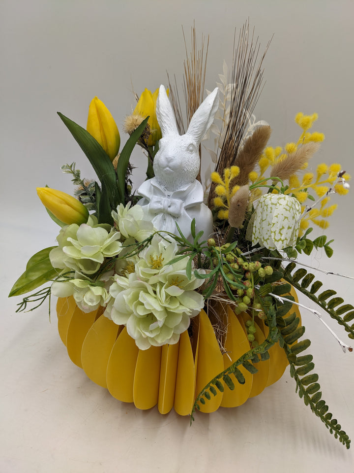 Ostergesteck Frühlingsgesteck Tulpen Gräser Hase gelb