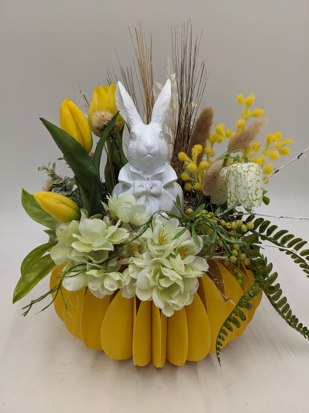 Ostergesteck Frühlingsgesteck Tulpen Gräser Hase gelb