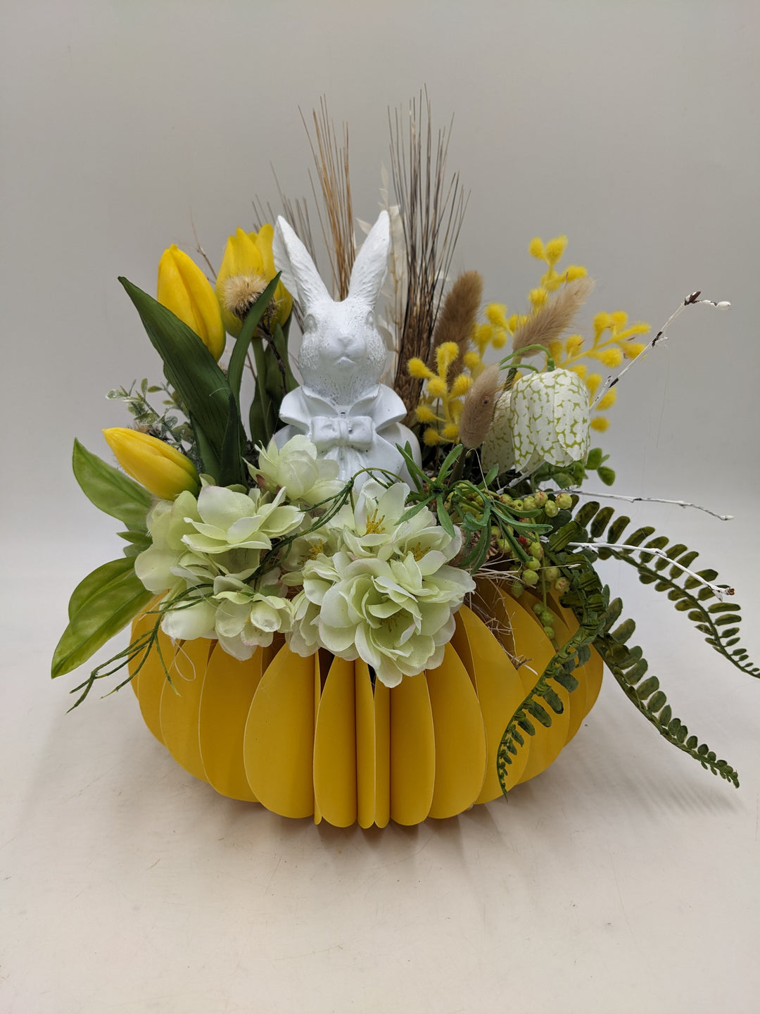 Ostergesteck Frühlingsgesteck Tulpen Gräser Hase gelb