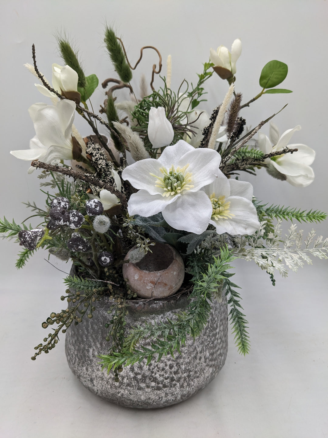 Wintergesteck Magnolien Christrose Gräser silber weiss