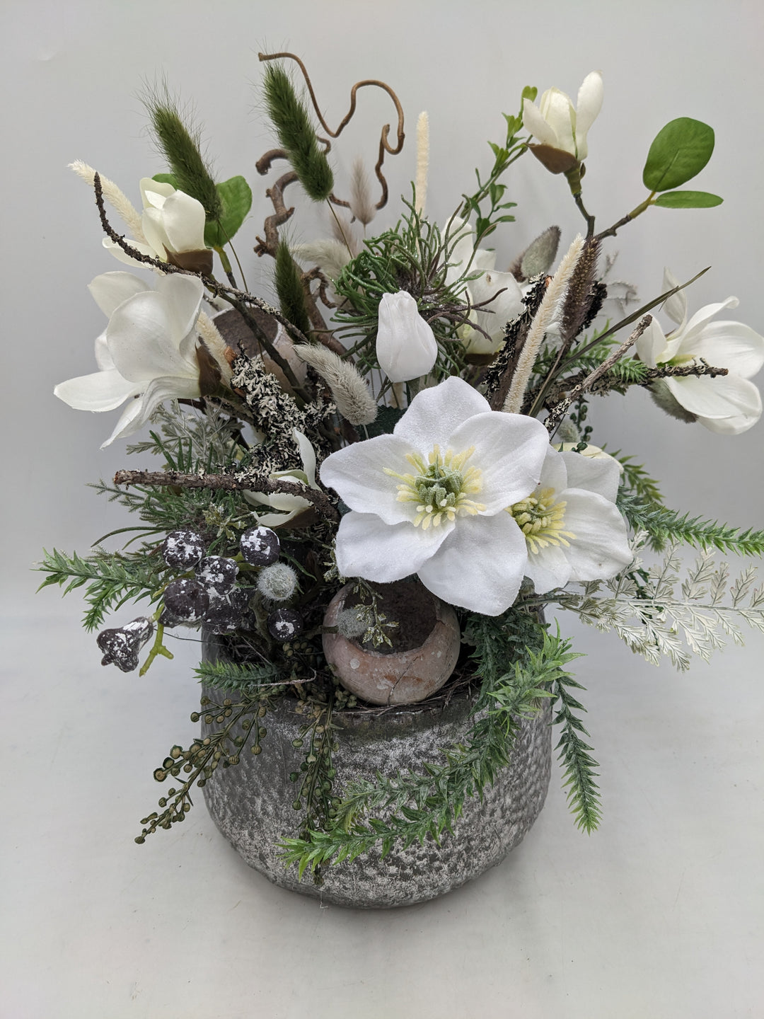 Wintergesteck Magnolien Christrose Gräser silber weiss