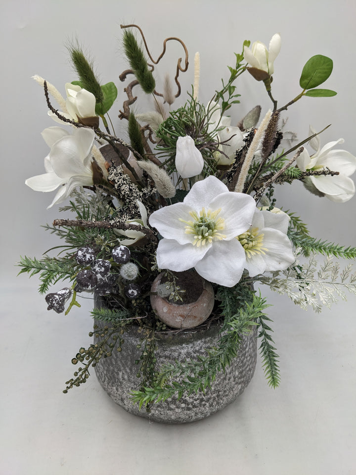 Wintergesteck Magnolien Christrose Gräser silber weiss