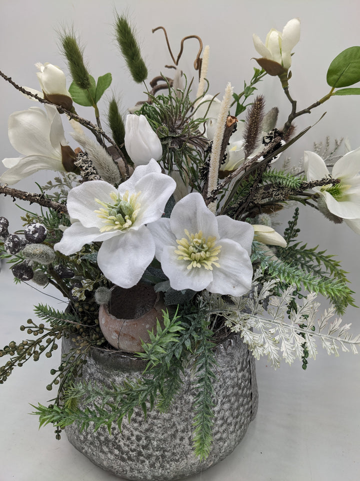 Wintergesteck Magnolien Christrose Gräser silber weiss