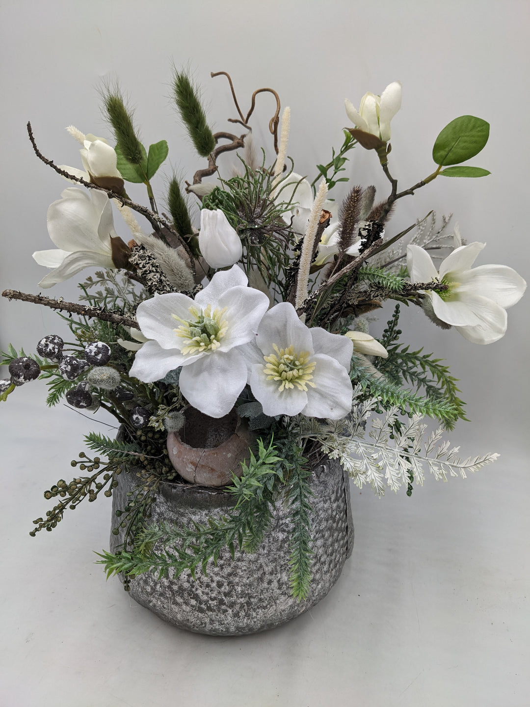 Wintergesteck Magnolien Christrose Gräser silber weiss