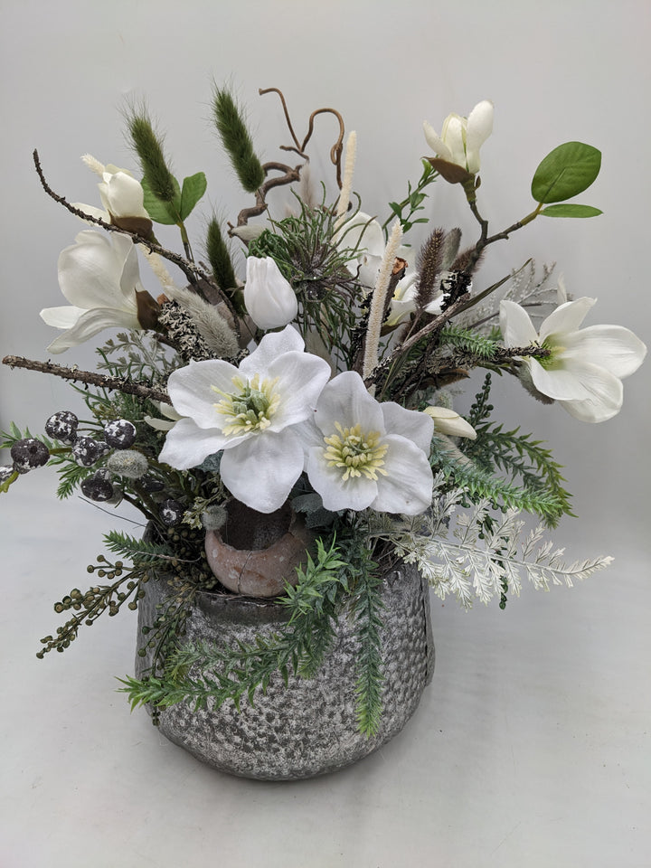 Wintergesteck Magnolien Christrose Gräser silber weiss