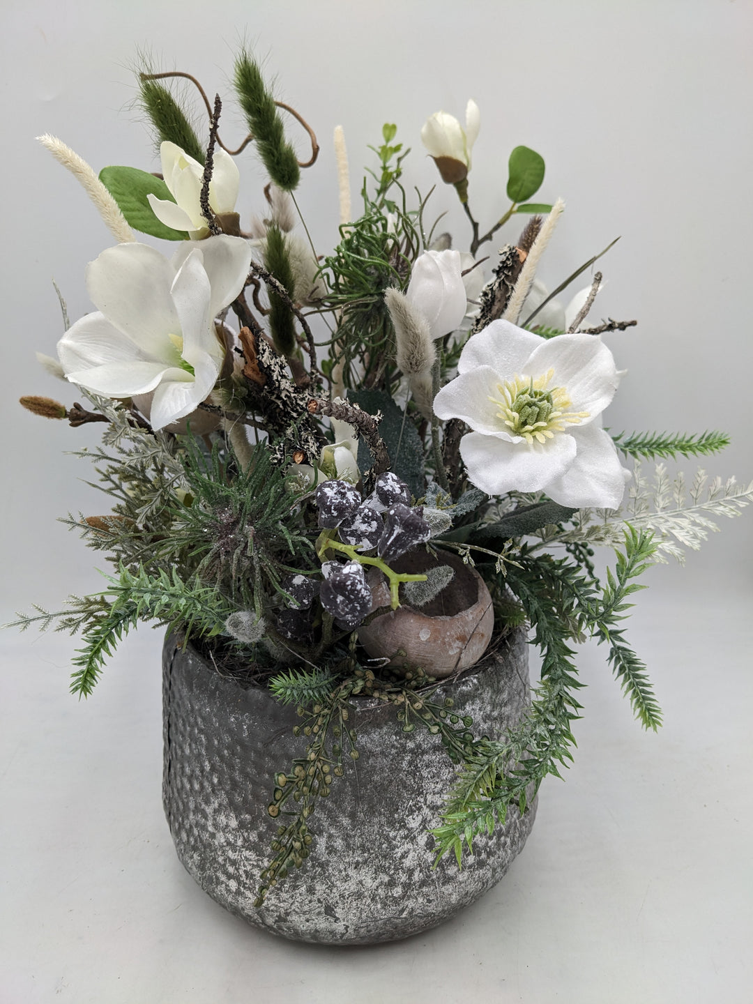 Wintergesteck Magnolien Christrose Gräser silber weiss