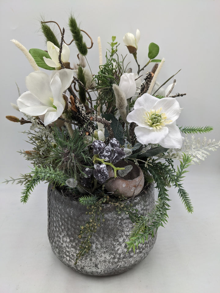 Wintergesteck Magnolien Christrose Gräser silber weiss