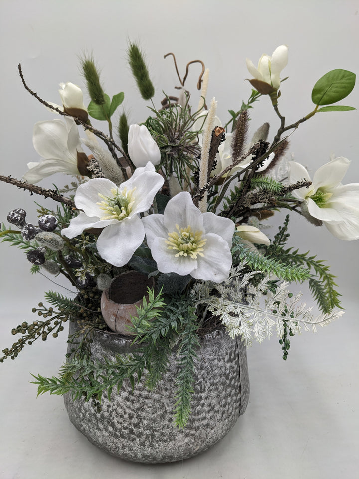 Wintergesteck Magnolien Christrose Gräser silber weiss