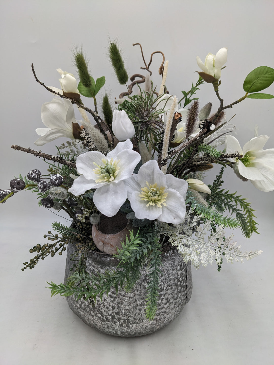 Wintergesteck Magnolien Christrose Gräser silber weiss