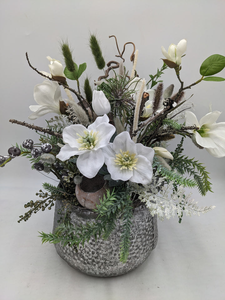 Wintergesteck Magnolien Christrose Gräser silber weiss