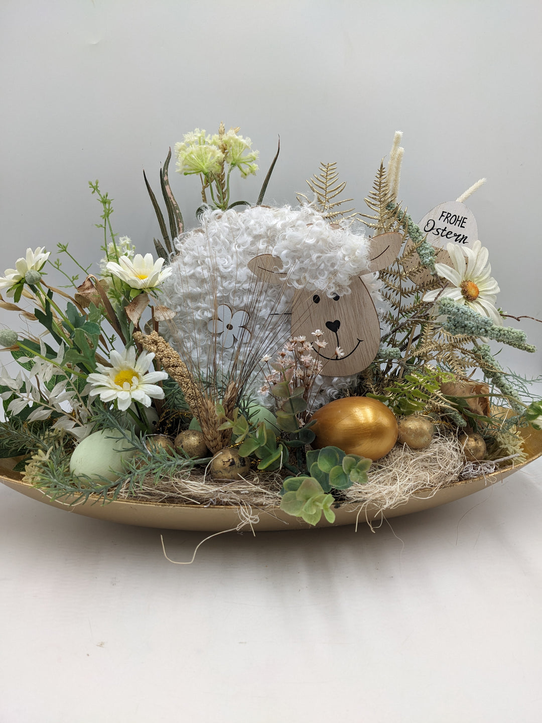 Ostergesteck Frühlingsgesteck Schaf Gräser gold weiss