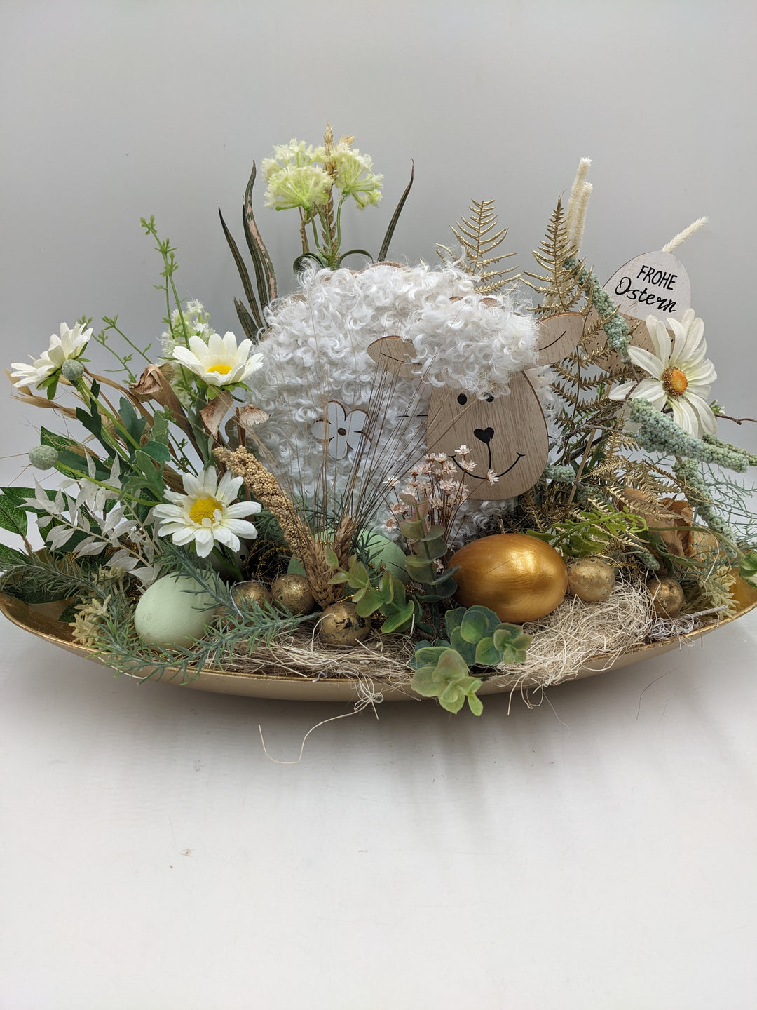 Ostergesteck Frühlingsgesteck Schaf Gräser gold weiss