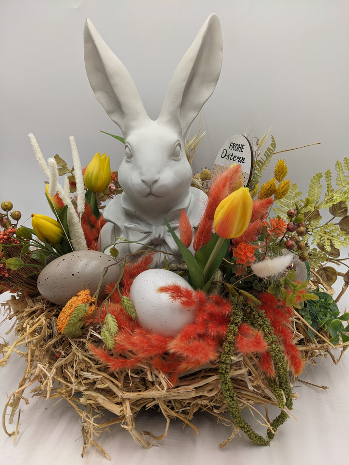 Ostergesteck Frühlingsgesteck Nase Gräser Tulpen orange gelb