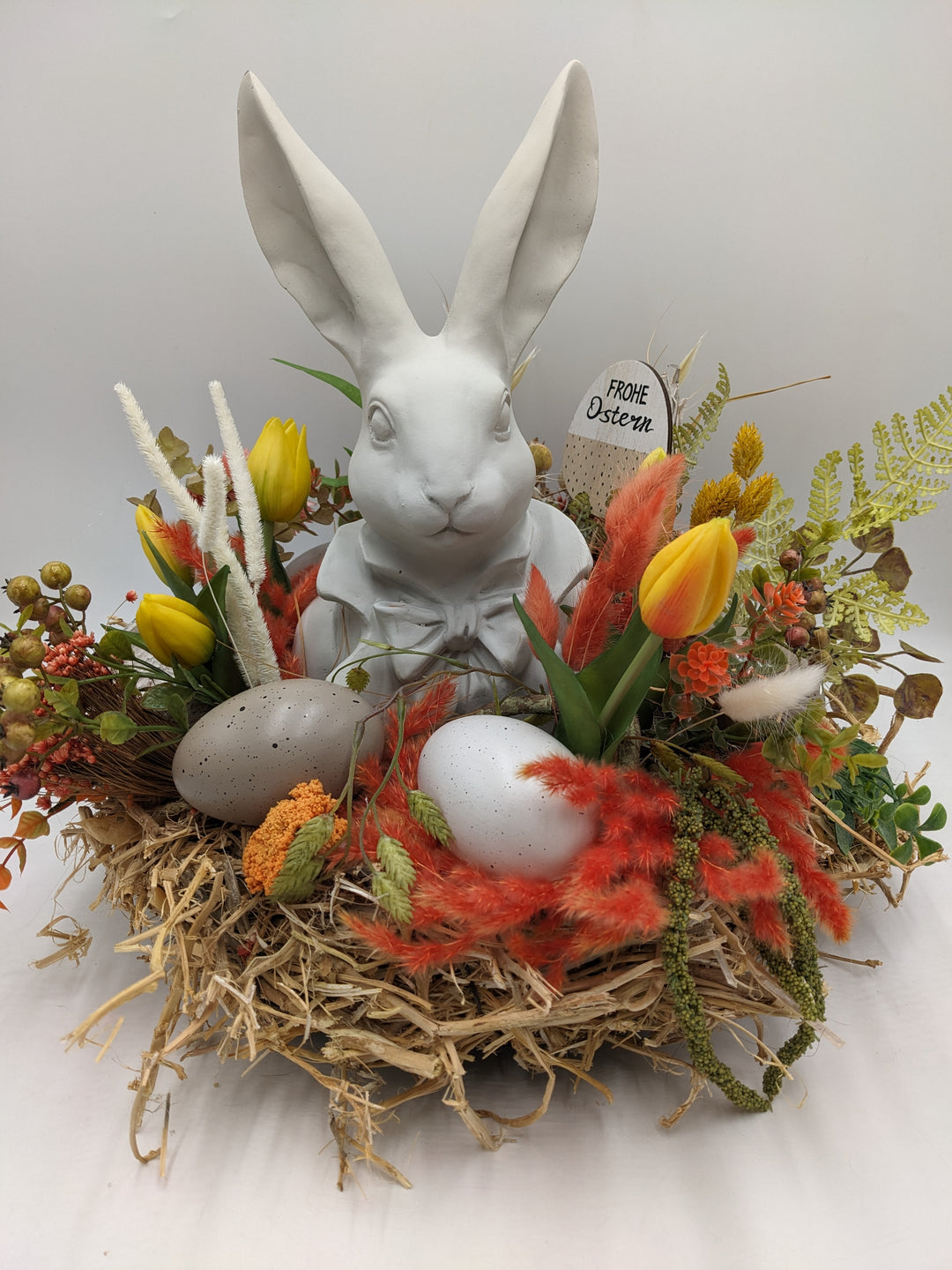 Ostergesteck Frühlingsgesteck Nase Gräser Tulpen orange gelb