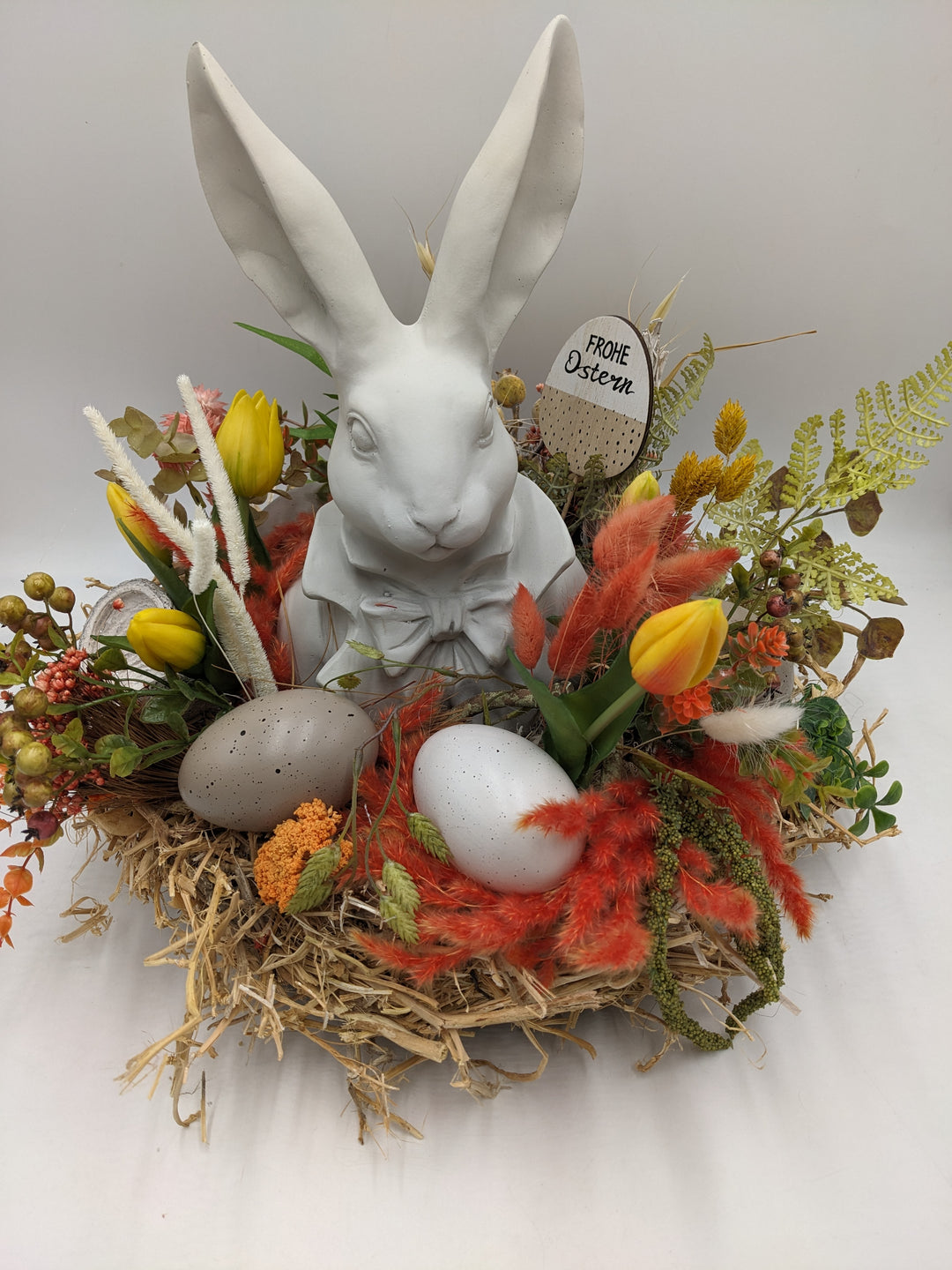 Ostergesteck Frühlingsgesteck Nase Gräser Tulpen orange gelb