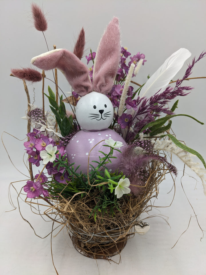 Ostergesteck Frühlingsgesteck Hase Gräser Federn lila