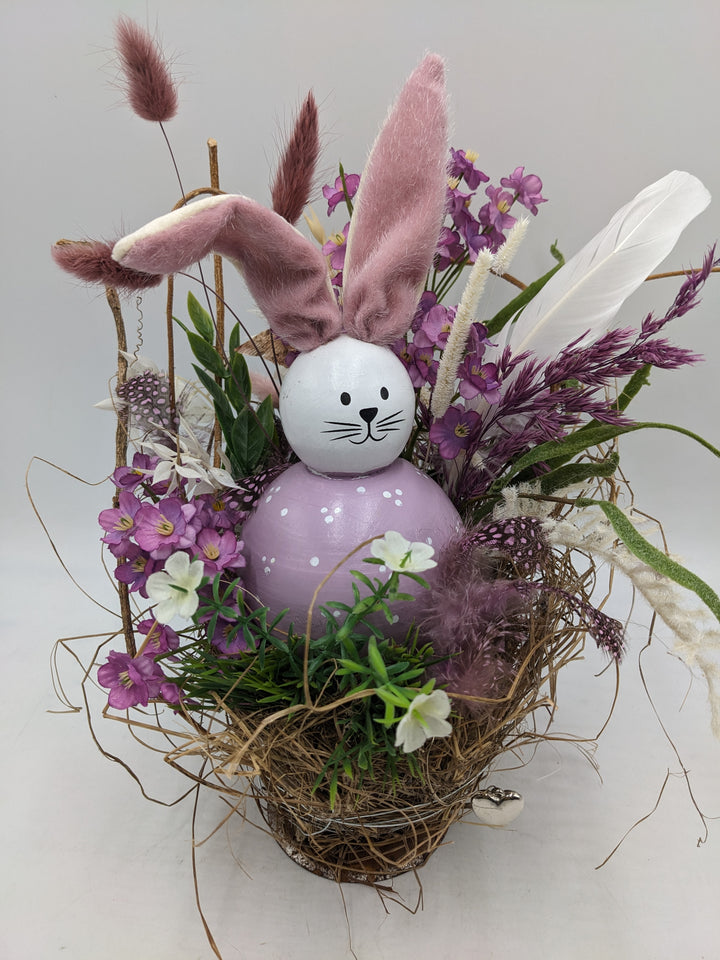 Ostergesteck Frühlingsgesteck Hase Gräser Federn lila