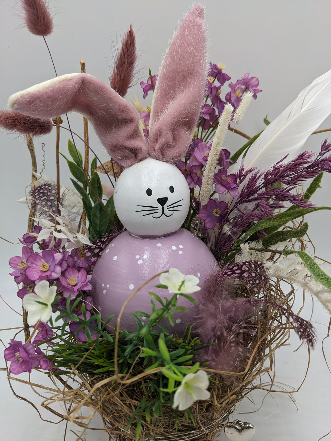 Ostergesteck Frühlingsgesteck Hase Gräser Federn lila