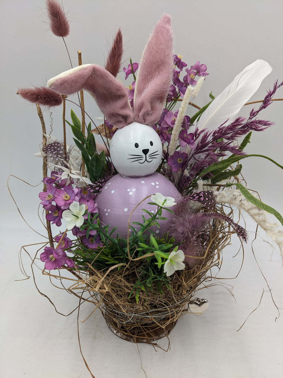 Ostergesteck Frühlingsgesteck Hase Gräser Federn lila