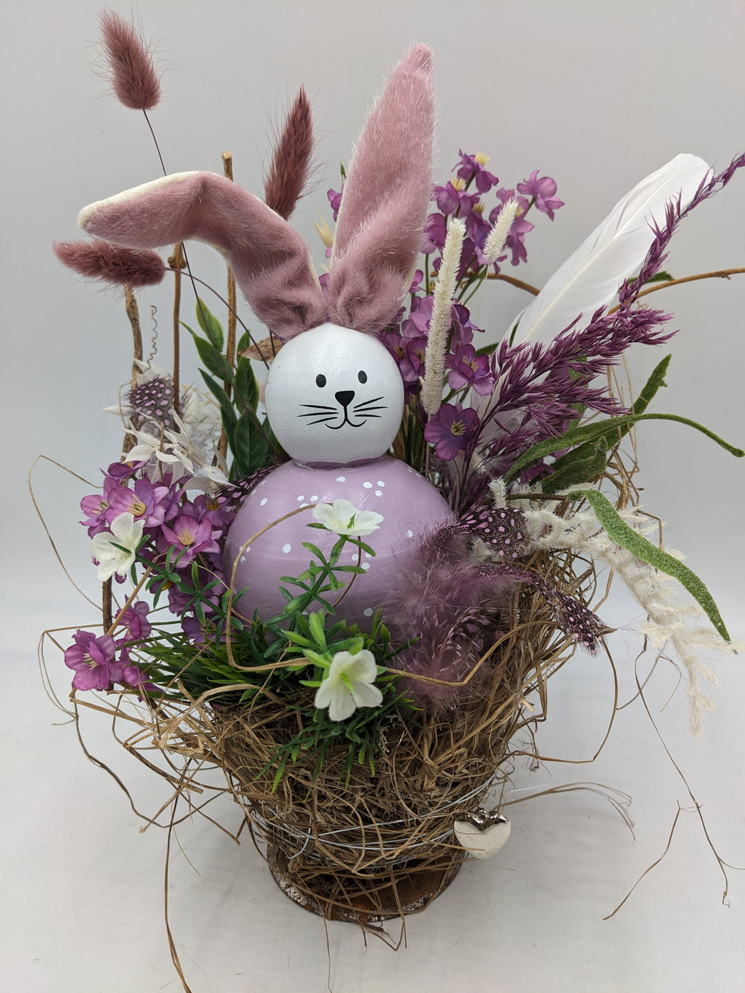 Ostergesteck Frühlingsgesteck Hase Gräser Federn lila