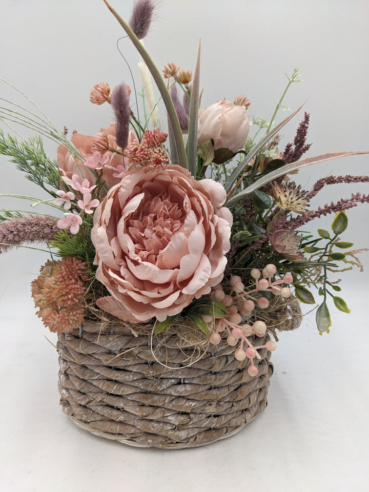 Frühlingsgesteck Pfingstrose Gräser rosa