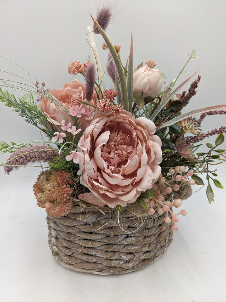 Frühlingsgesteck Pfingstrose Gräser rosa